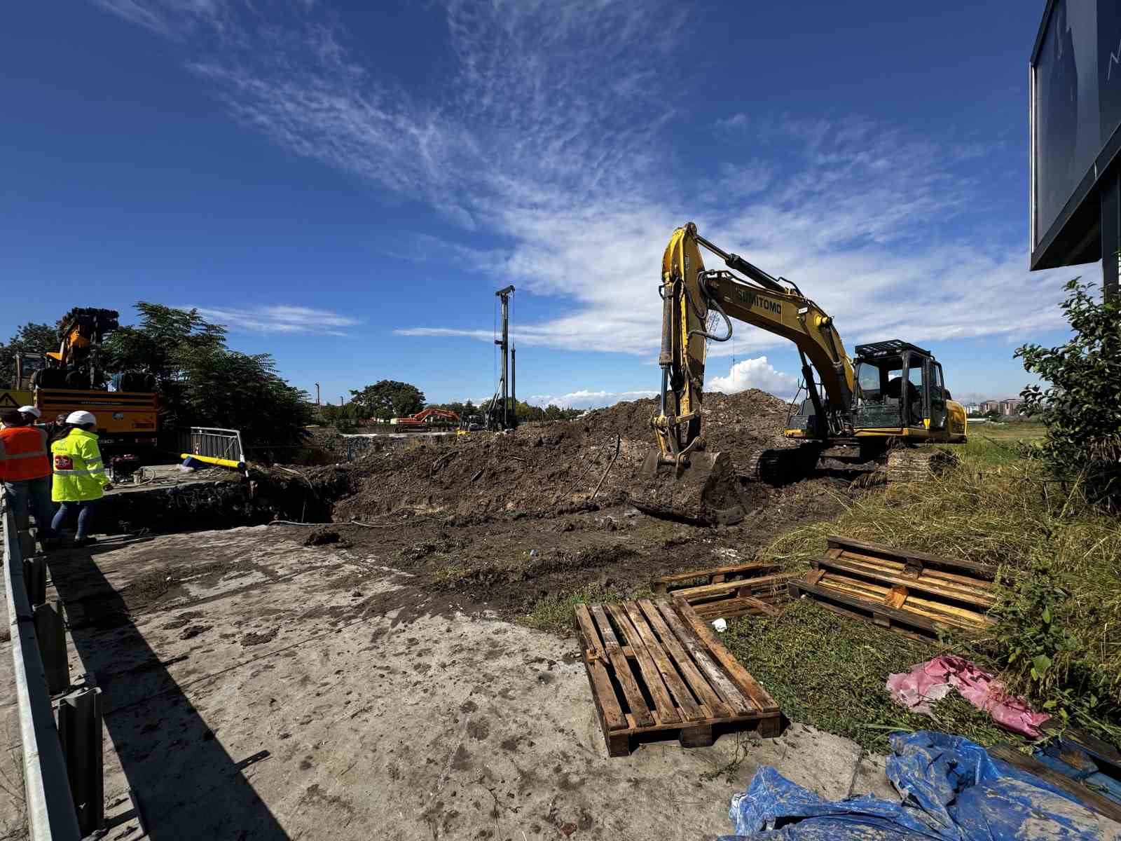 Bakırk&ouml;y&rsquo;de ana doğalgaz borusu patladı, sahil yolunu gaz kokusu kapladı
