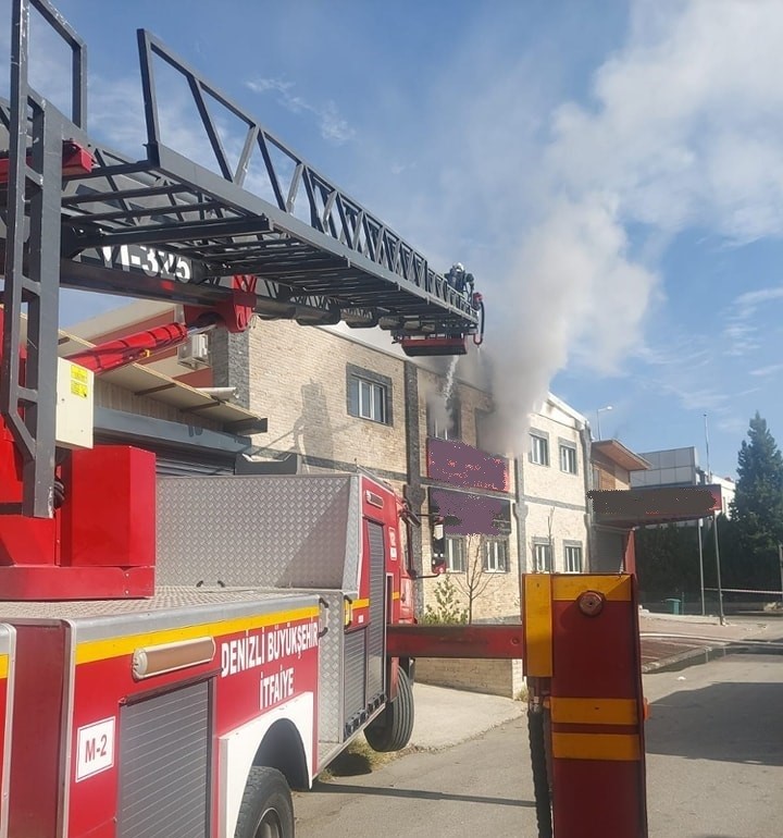 Tekstil at&ouml;lyesinde korkutan yangın
