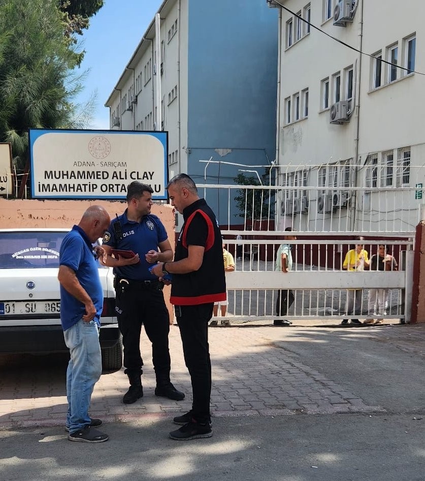 Çocuk polisi okul önlerinde sıkı denetimde
