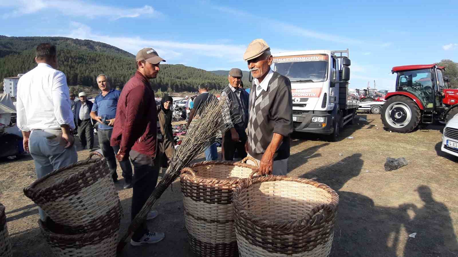 Fındık dallarından ördüğü sepetleri bin liradan satıyor
