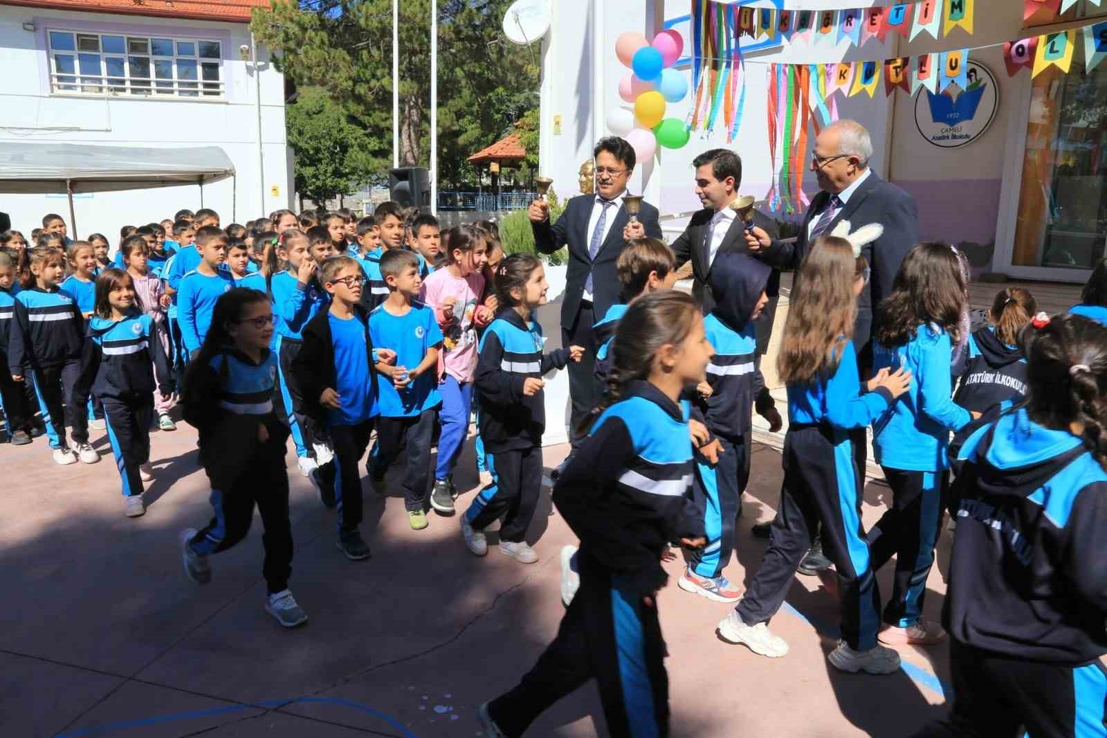 Başkan Arslan, Çamelili öğrencilerin yeni yıl coşkusuna ortak oldu