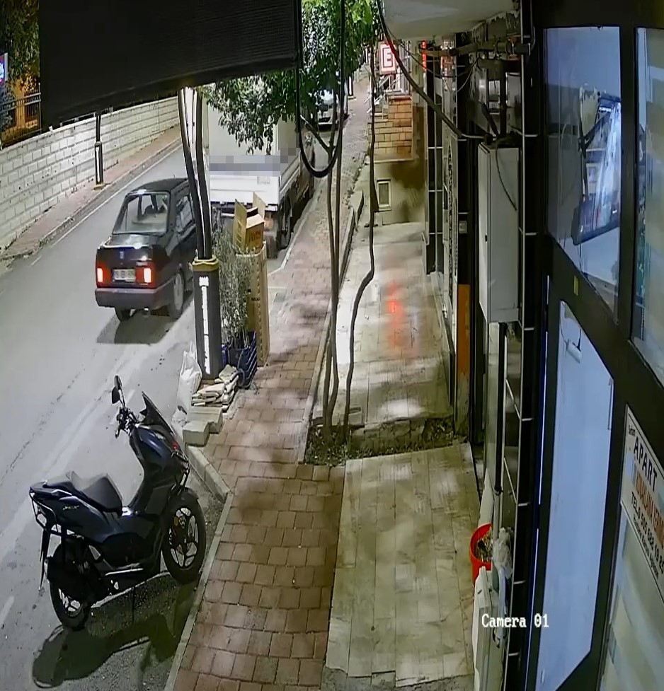 Park halindeki kamyonete &ccedil;arpıp yaralandı
