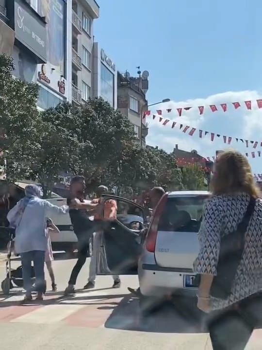 Bursa’da yol verme kavgası boks maçını aratmadı