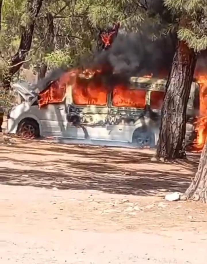 Park halindeki tur minibüsü alev alev yandı
