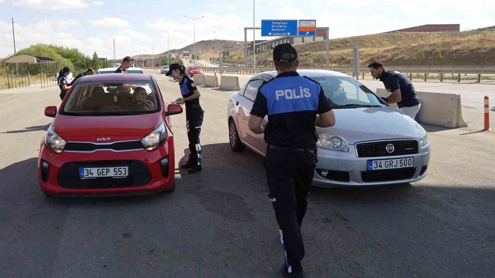 43 ilin geçiş güzergahında vatandaşlara KADES ve siber suçlar anlatıldı, broşür dağıtıldı
