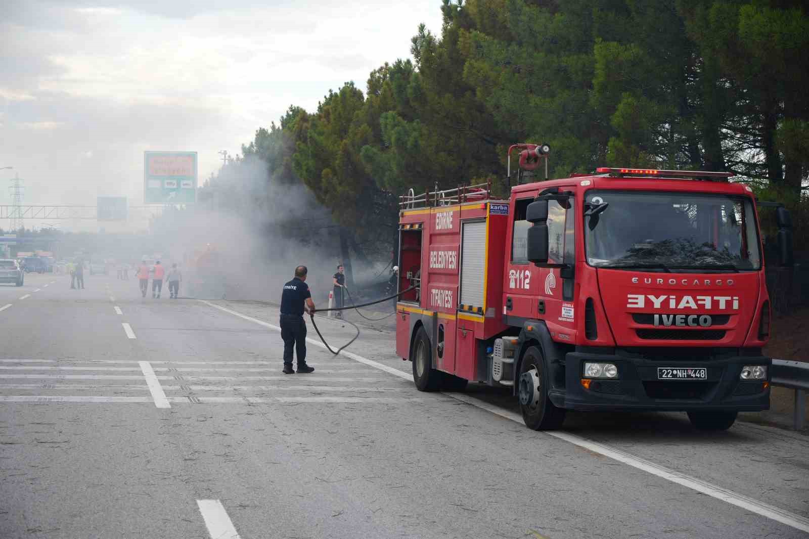 İstanbul-Edirne Otoyolu&rsquo;nda yangın: Trafik tek şeritten sağlandı 