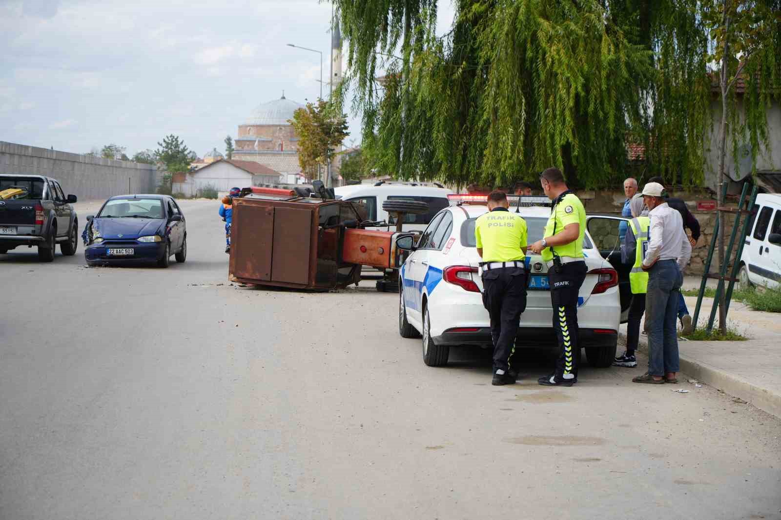 Edirne’de otomobil ie çarpışan traktör yan yattı