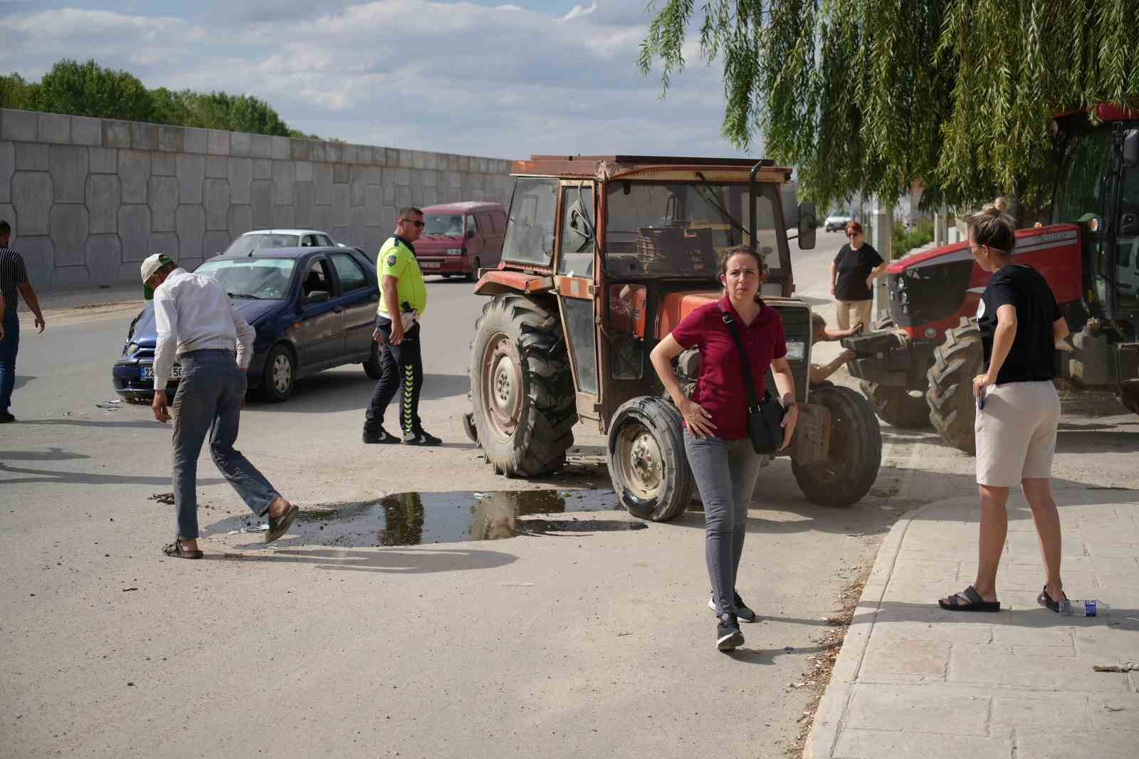 Edirne’de otomobil ie çarpışan traktör yan yattı
