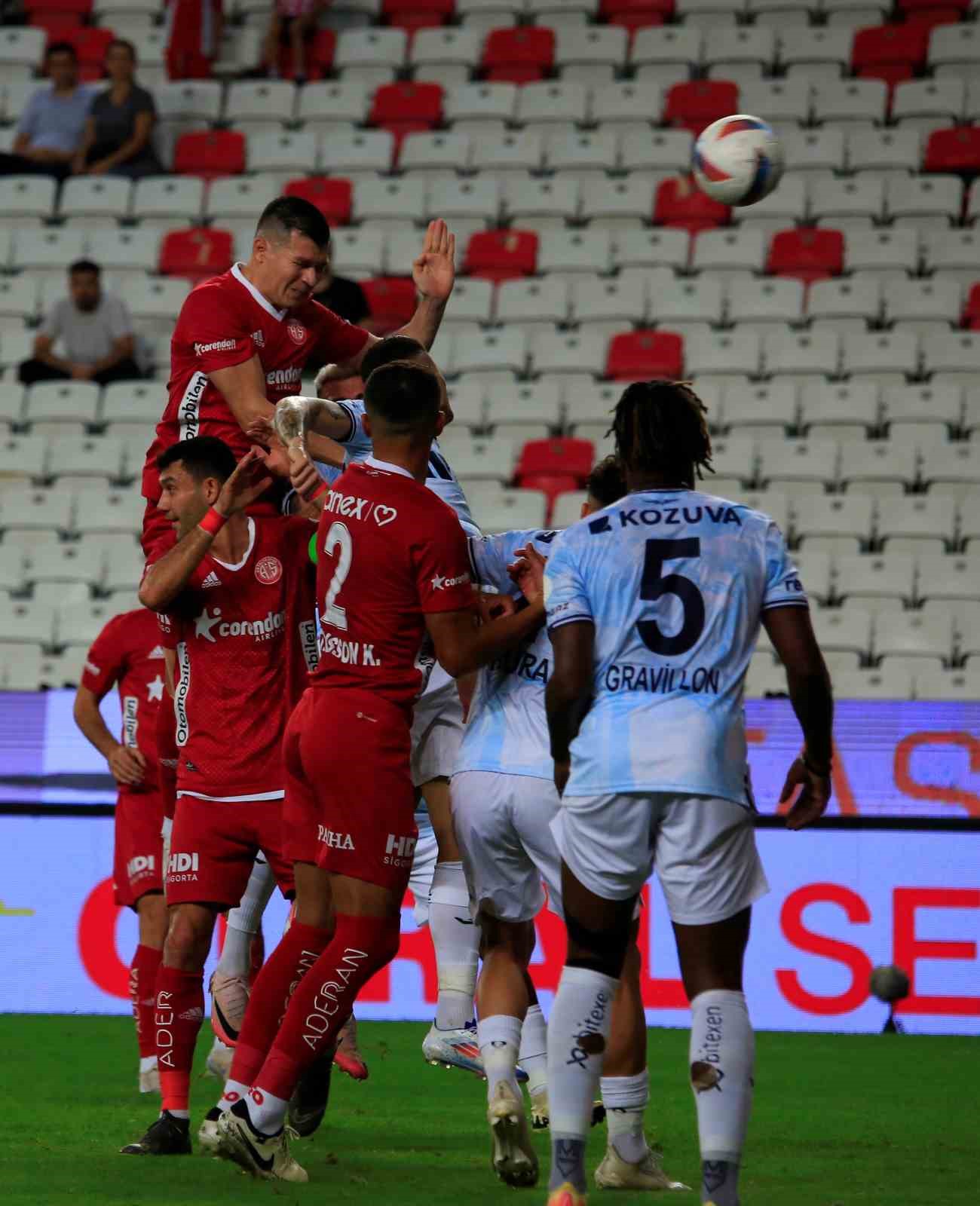 Trendyol Süper Lig: Antalyaspor: 0 - Adana Demirspor: 0 (İlk yarı)
