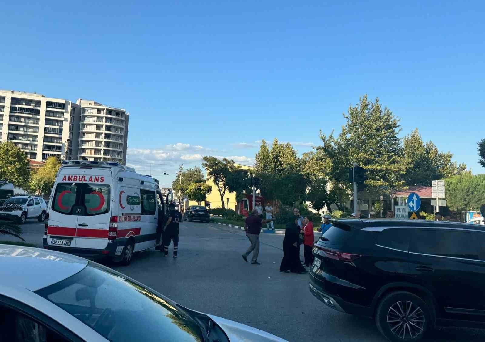 Manisa’da motosiklet ile cipin çarpışma anı kamerada: 2 yaralı
