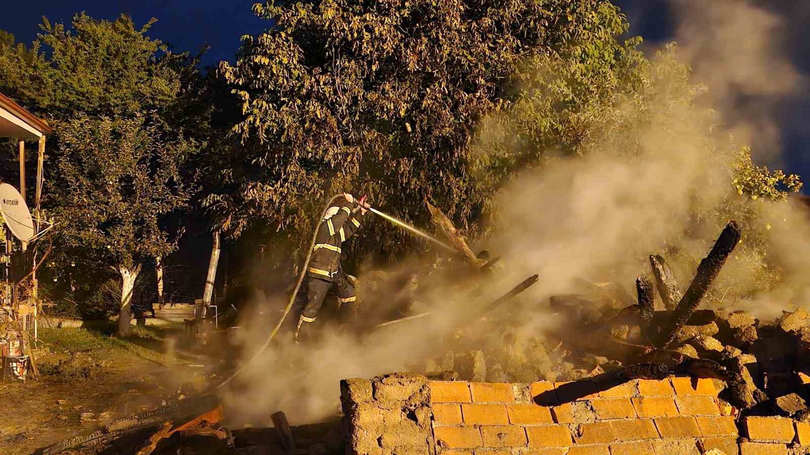 Alevlere teslim olan tandır evi küle döndü
