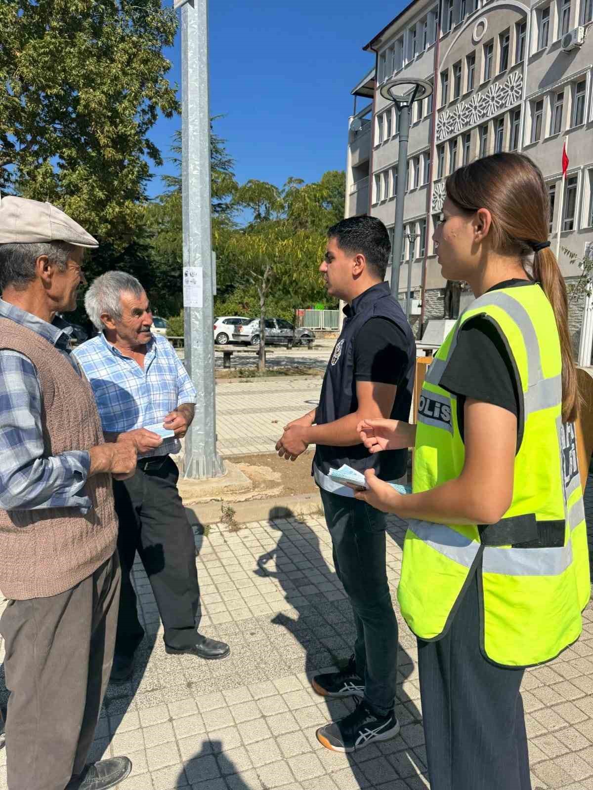 Bursa Emniyeti vatandaşları dolandırıcılara karşı bilgilendirdi
