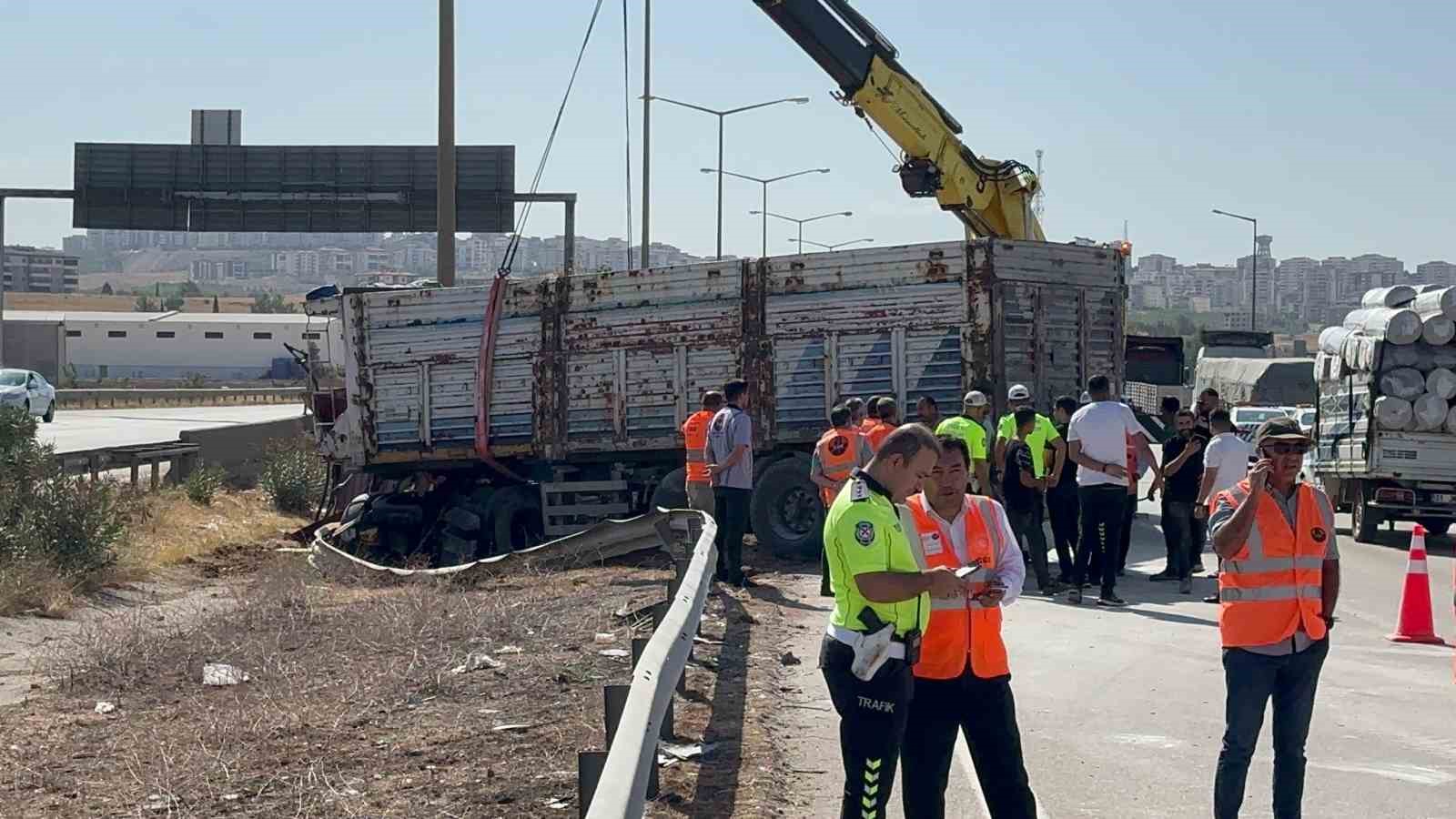 Kontrolden çıkan tır, kireç yüklü tıra çarptı: 1 yaralı
