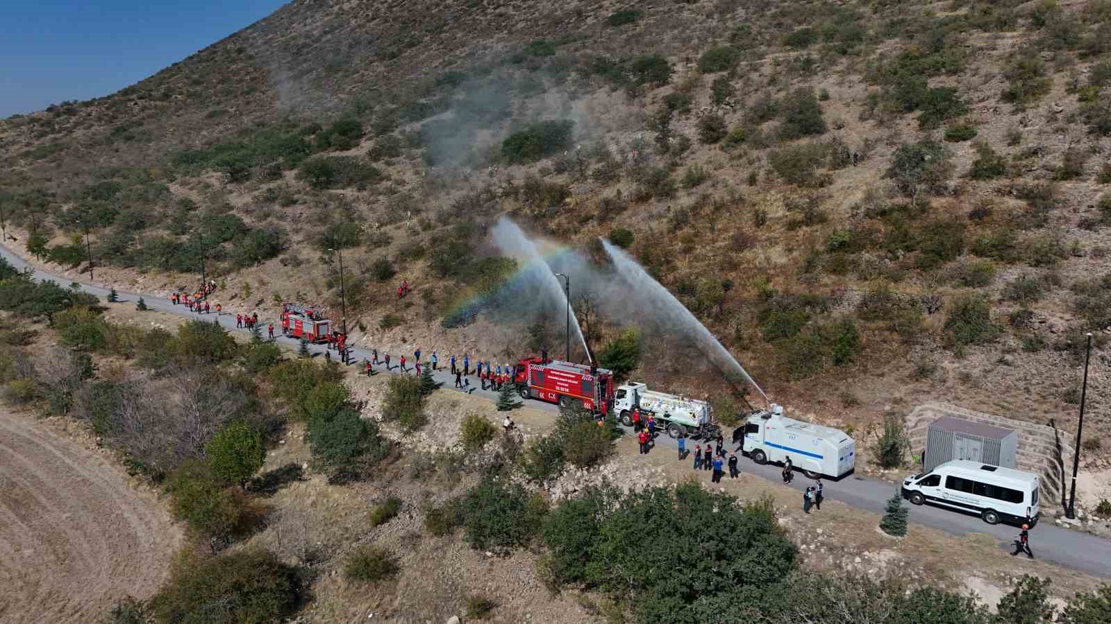 Dağ yangını tatbikatı gerçeğini aratmadı