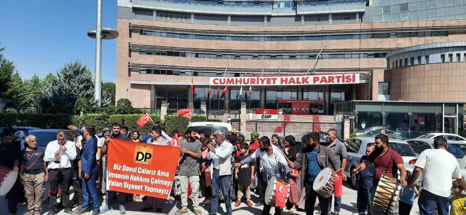 CHP Genel Merkezi önünde davullu, zurnalı eylem
