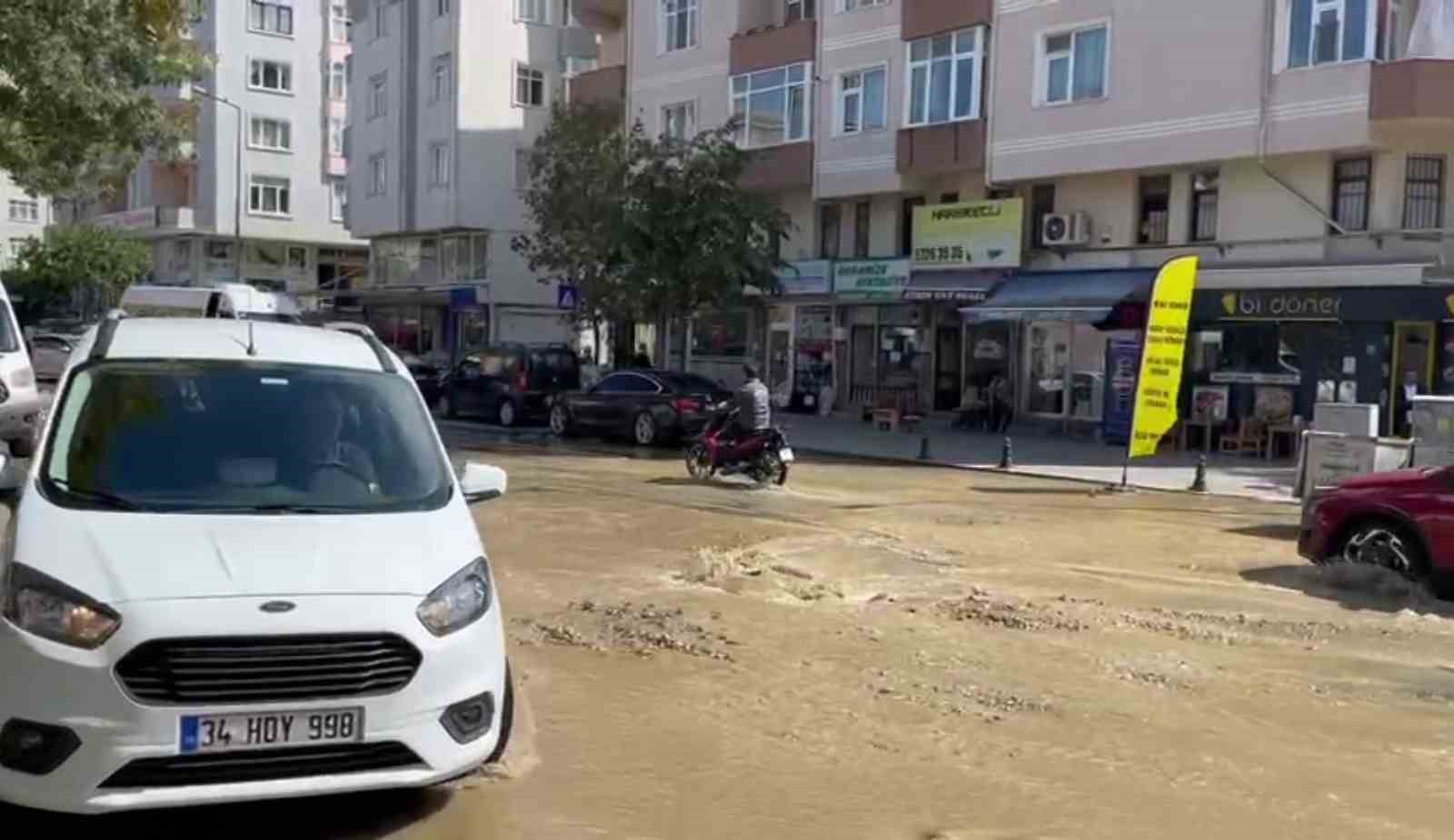 Asfalt yerinden söküldü, cadde sular altında kaldı