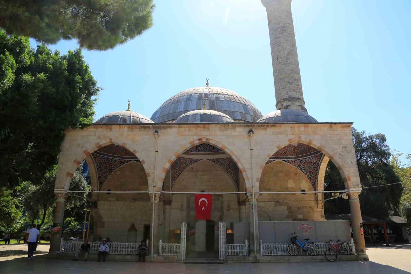 Antalya’da tarihi cami madde bağımlılarının mekanı oldu