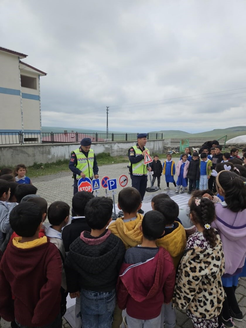 Kars’ta jandarmadan öğrencilere trafik eğitimi
