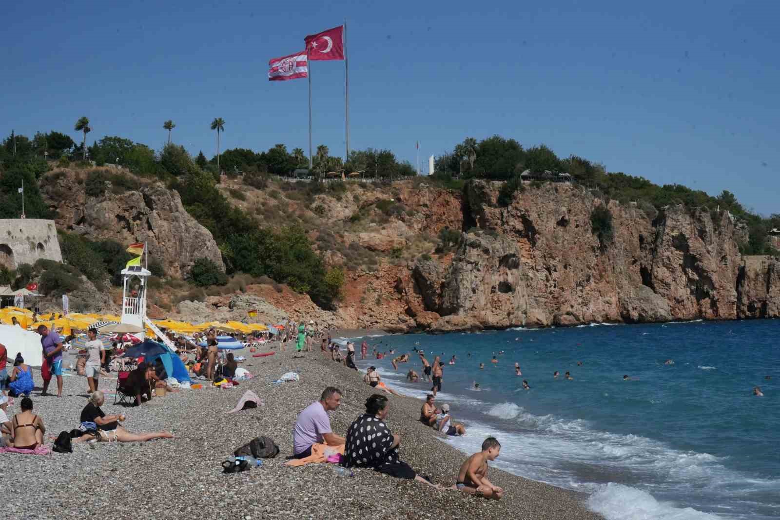 Antalya’da tatilciler dalgalarla keyifli dakikalar yaşadı
