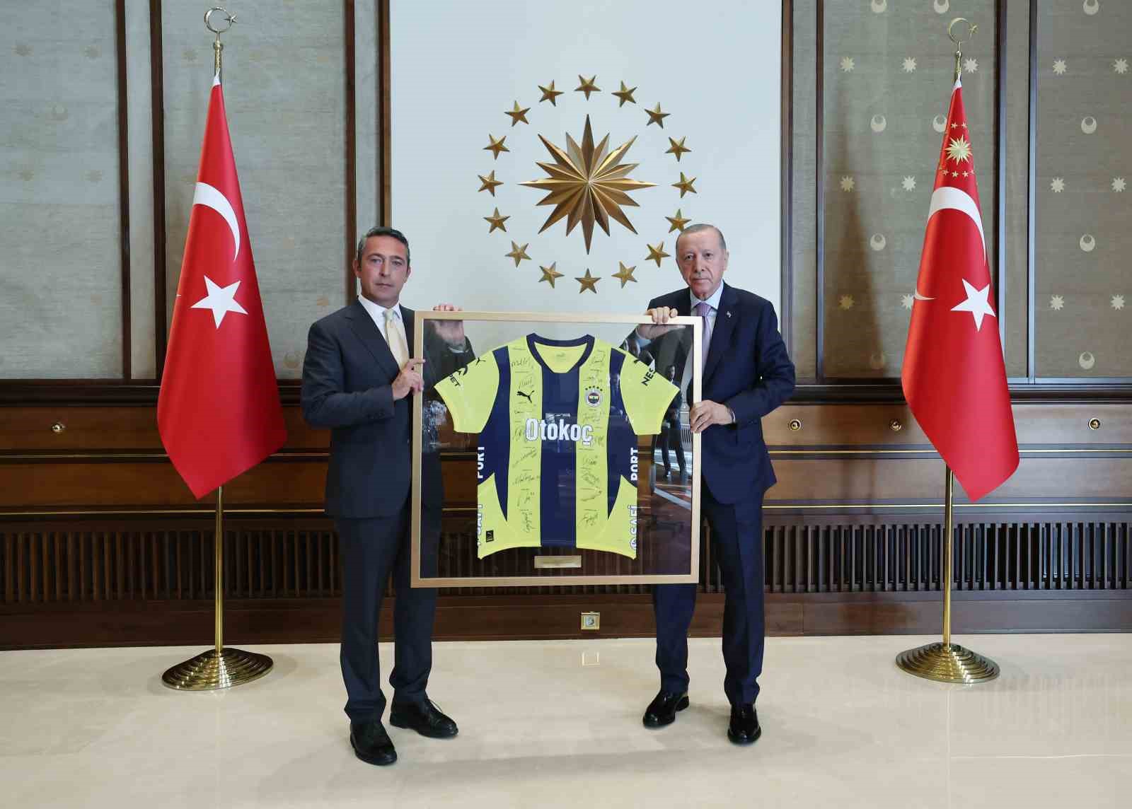 Cumhurbaşkanı Erdoğan, Fenerbahçe Başkanı Ali Koç ve yönetim kurulunu kabul etti