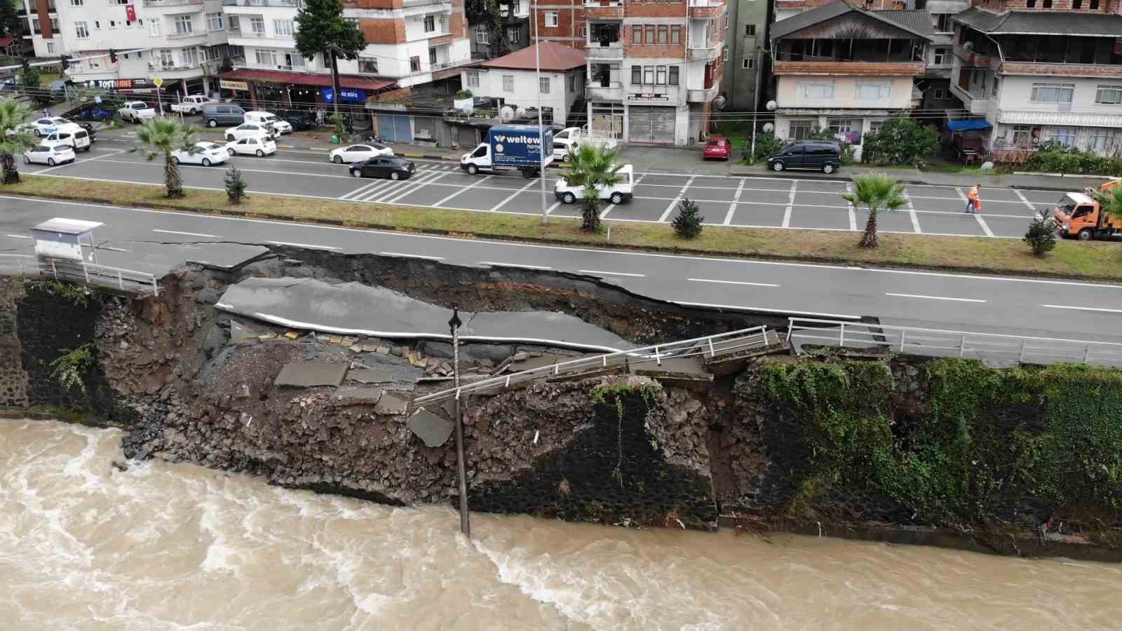 Hopa’da çöken yol havadan görüntülendi