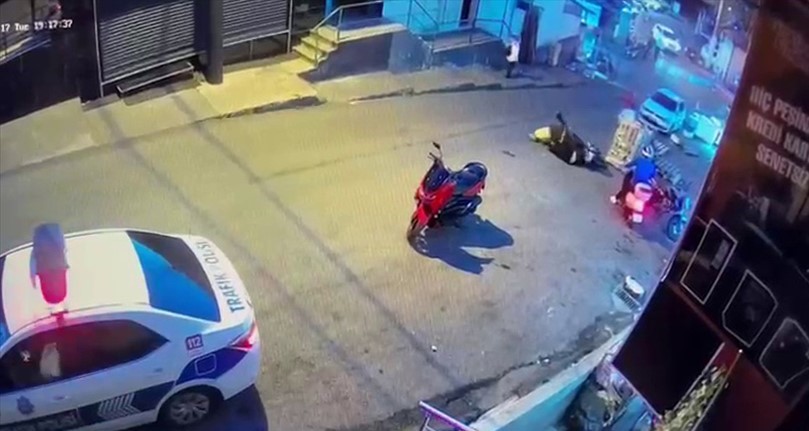 Ehliyetsiz motosikletli kendisini durdurmak isteyen polisi ezdi 