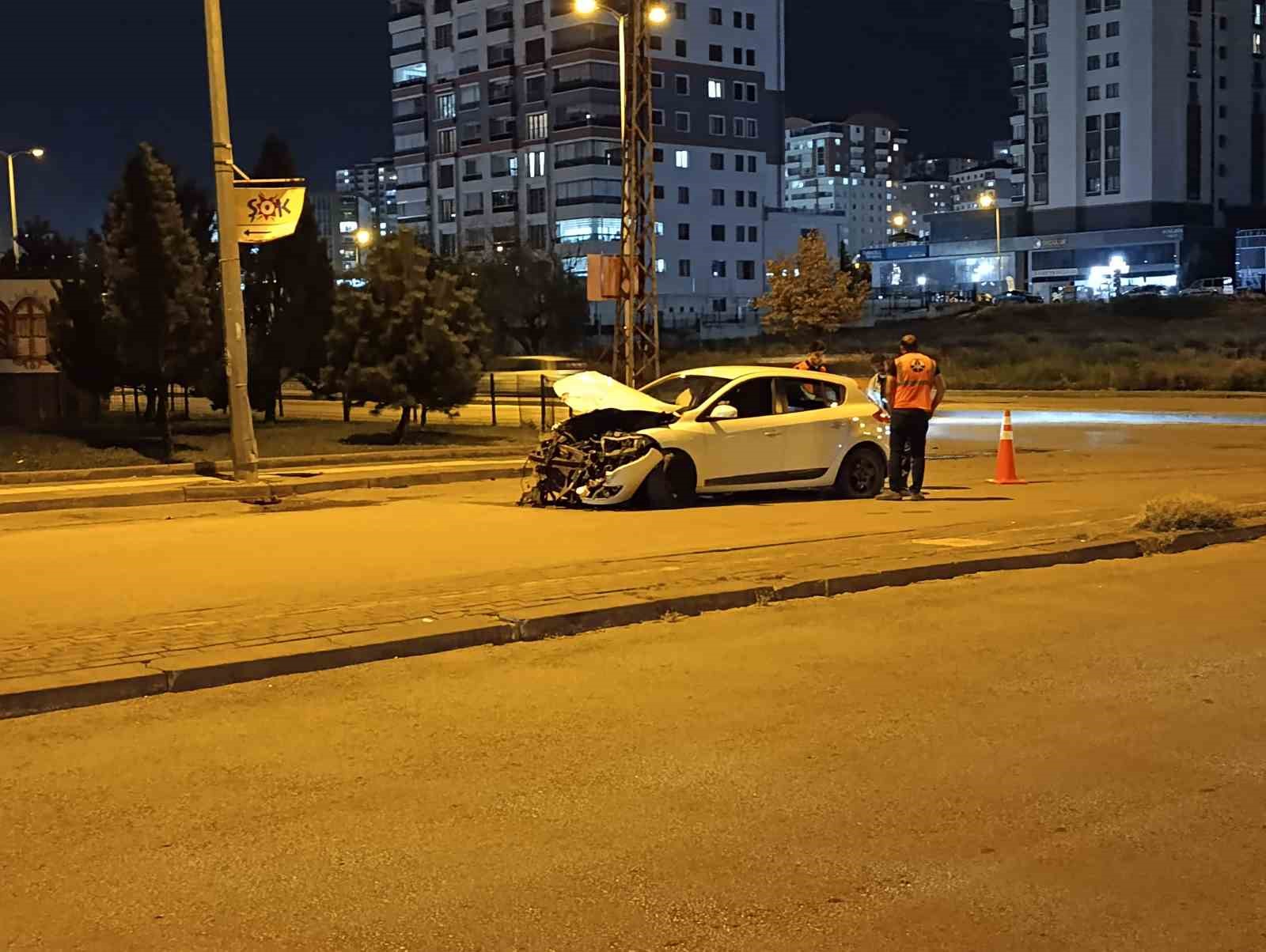 Ankara’da otomobil ile dolmuş çarpıştı: 4 yaralı