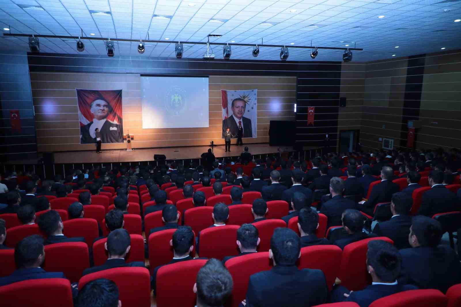 Polis adaylarına &quot;Farkındalık, moral ve motivasyon&quot; konferansı