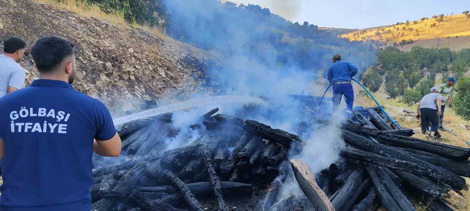 Kışlık odunlar alev alev yandı