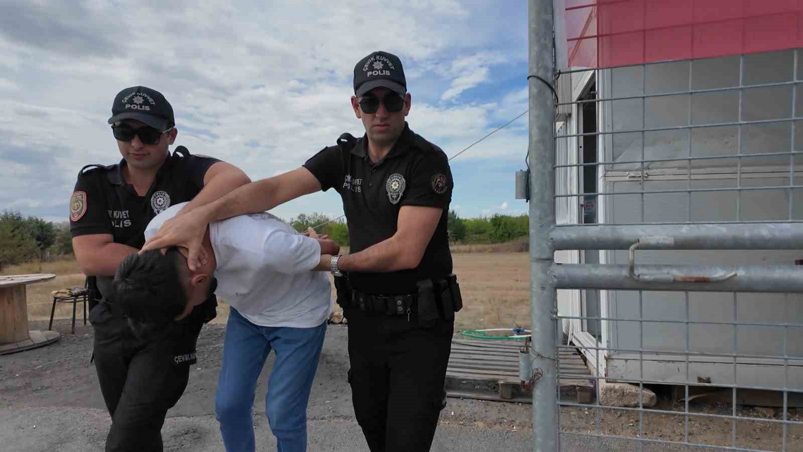 Kırklareli&rsquo;nde durdurulan ticari takside 6 ka&ccedil;ak g&ouml;&ccedil;men yakalandı
