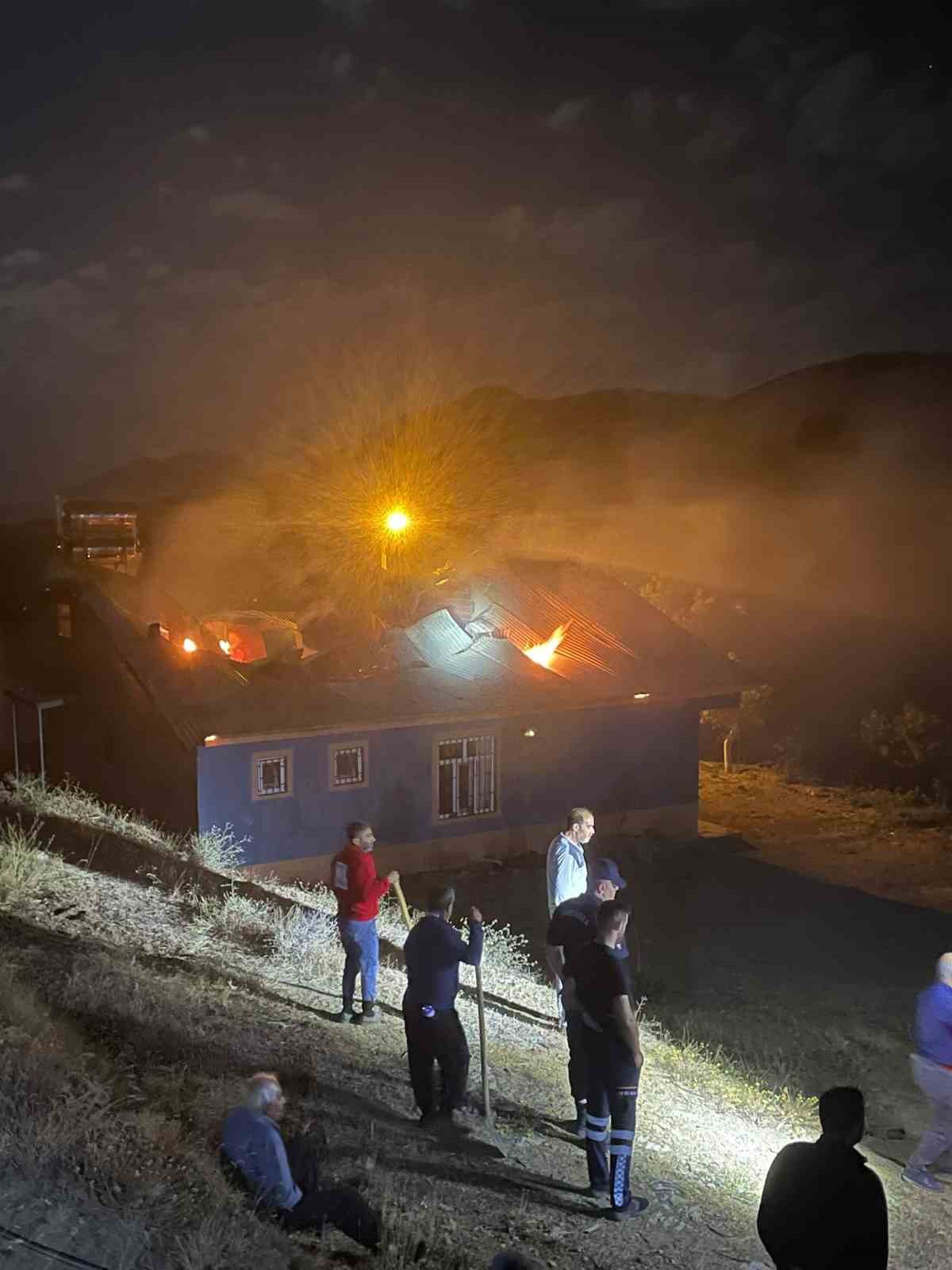 Evde çıkan yangın korkuttu