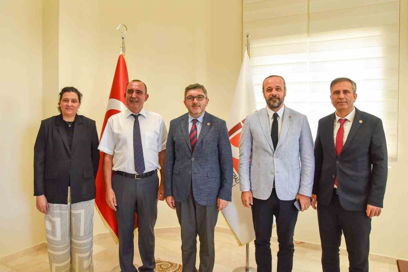 İnsan ve Toplum Bilimleri Fakültesinde bayrak değişimi