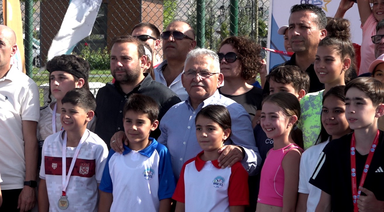 Minik sporcu ve velilerden Ulusal 12 Yaş Hafta Sonu Tenis Turnuvası’na tam not