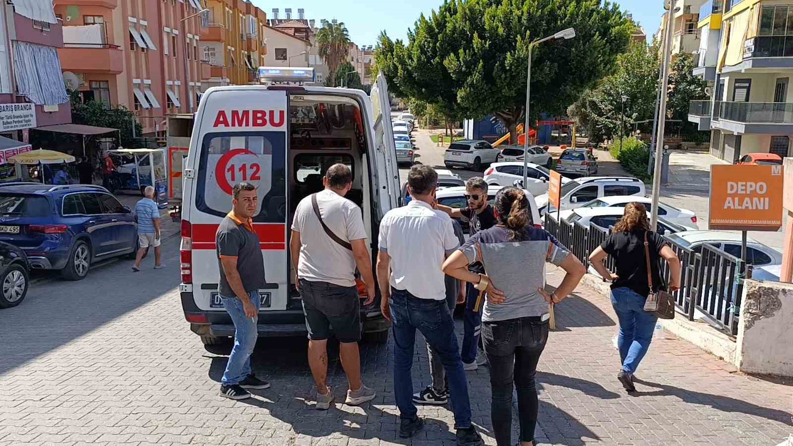 Rampa aşağı hareket eden aracı durdurmak isterken hastanelik oldu
