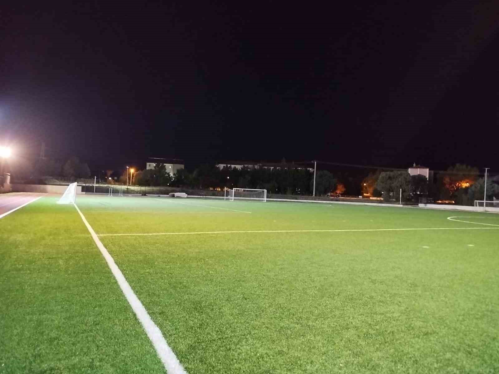 Gediz ilçe stadyumuna ek aydınlatma ile spor saatleri uzatıldı
