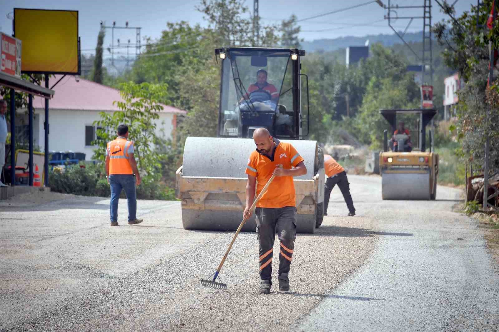 Mersin’de kırsal bölgelerde yol yapım çalışmaları sürüyor