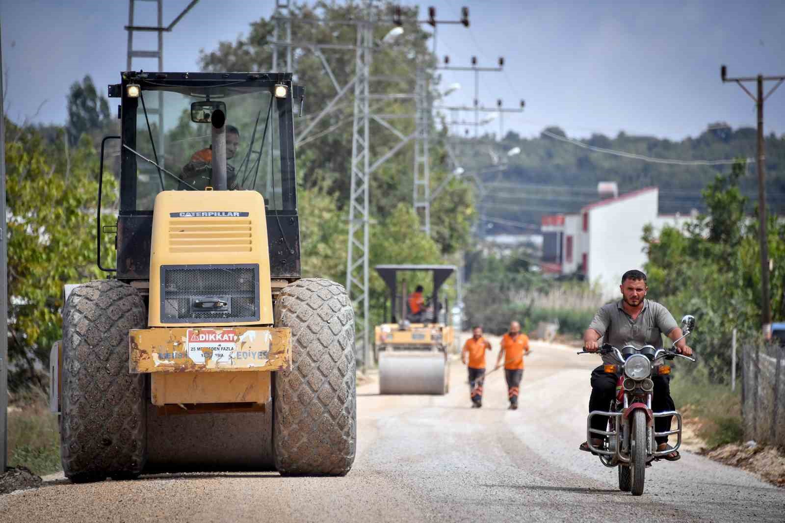 Mersin’de kırsal bölgelerde yol yapım çalışmaları sürüyor
