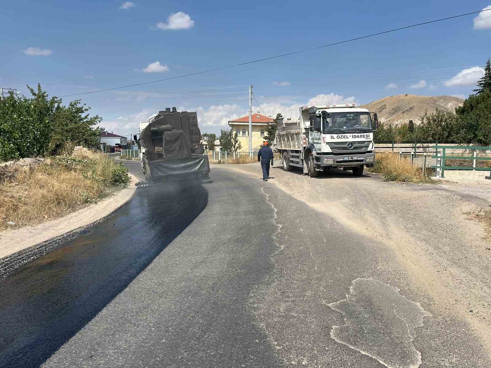 Köy yolları konforlu hale geliyor
