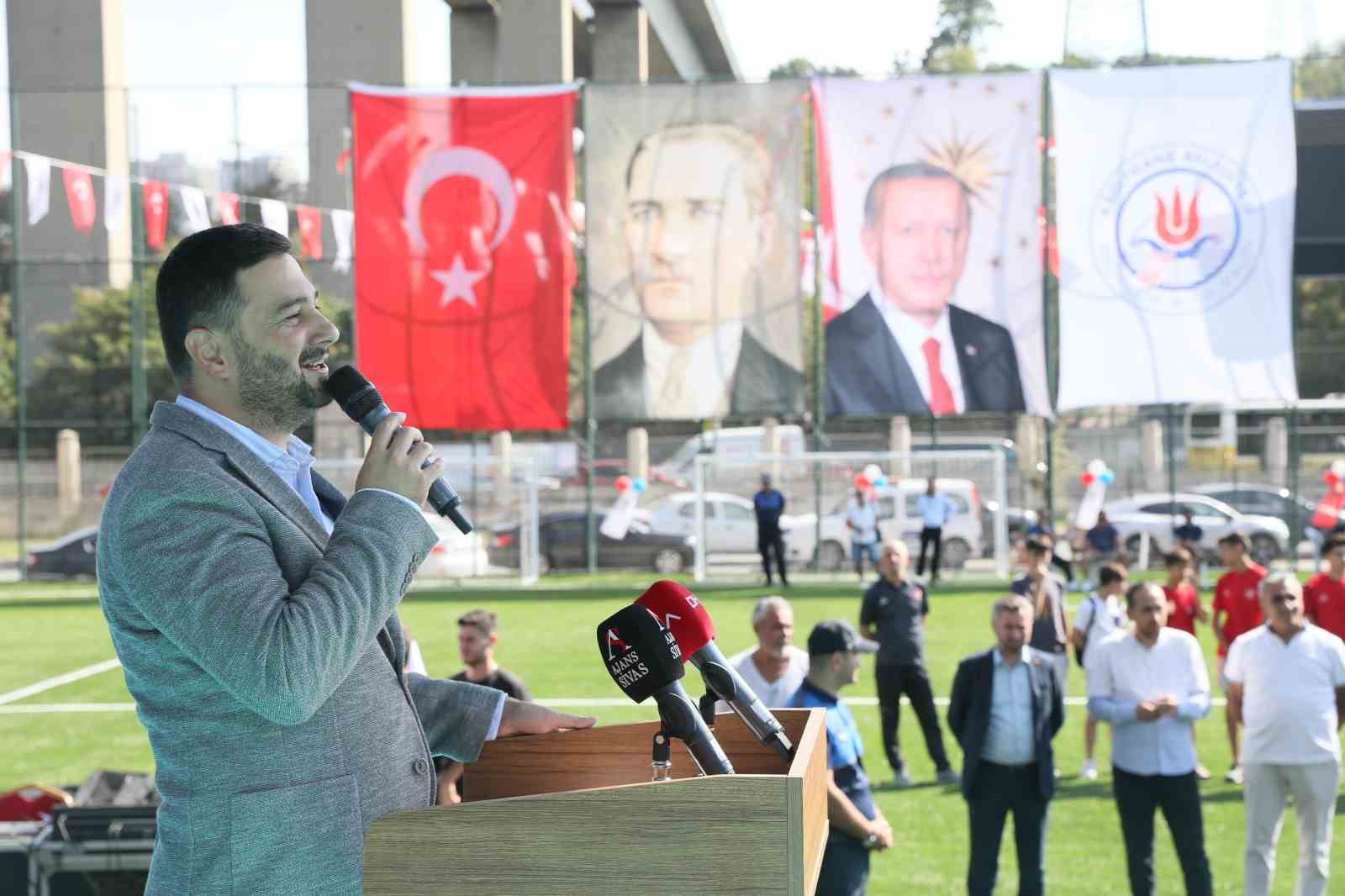 Kağıthane Belediyesi Sadabad Spor Sahası’nı yenileyerek hizmete açtı
