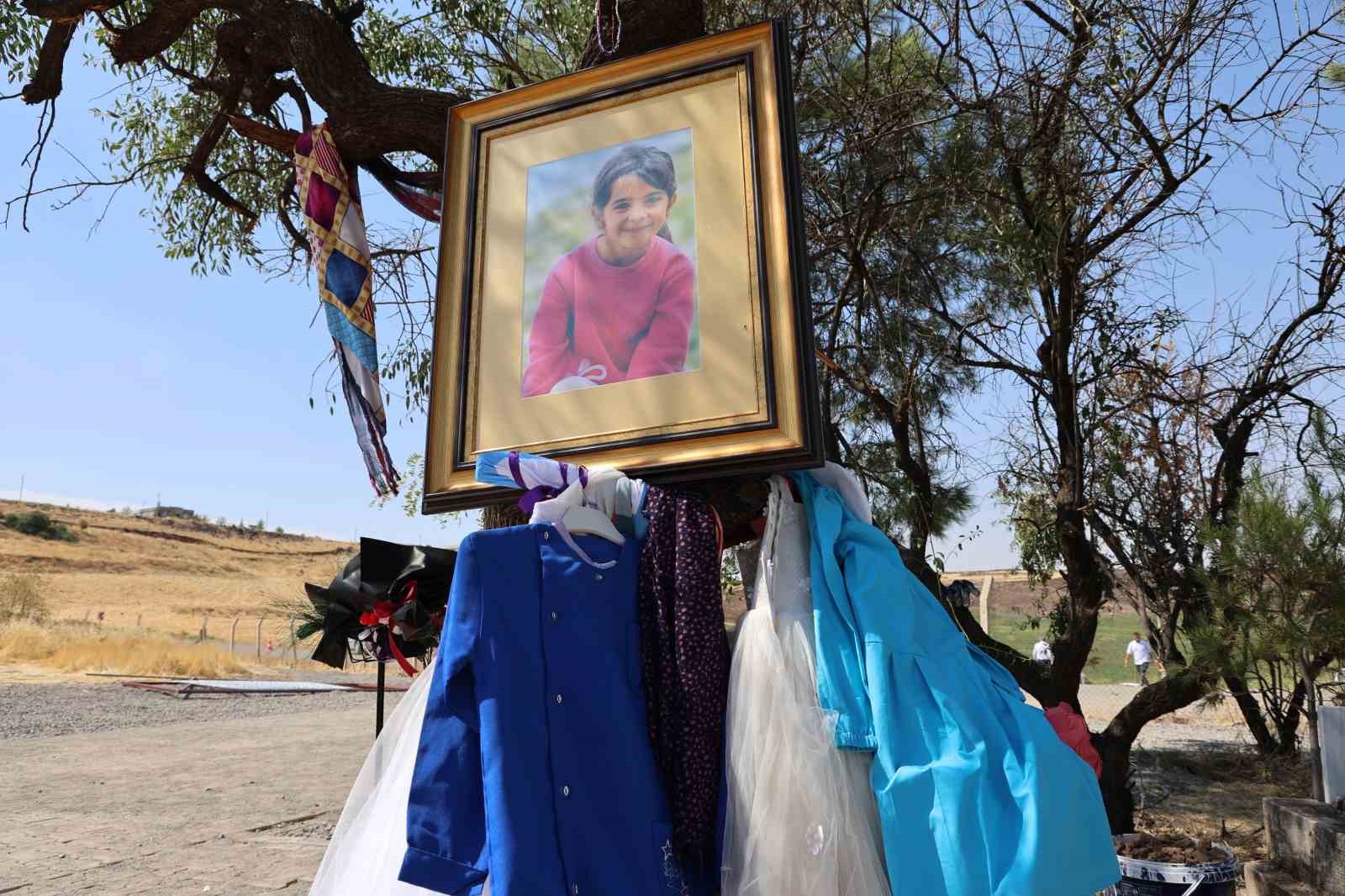 Türkiye’nin dört bir yanından gelen vatandaşlar 10 gündür Narin’in mezarını ziyaret ediyor