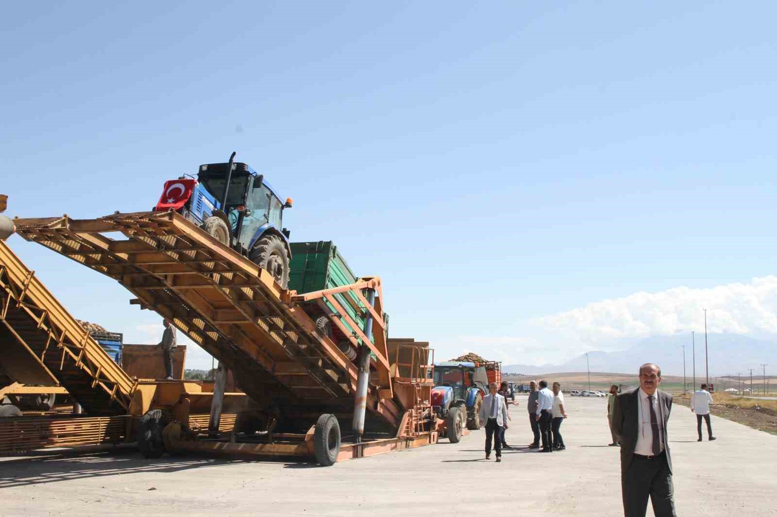 Malazgirt’te şeker pancarı alımı başladı 