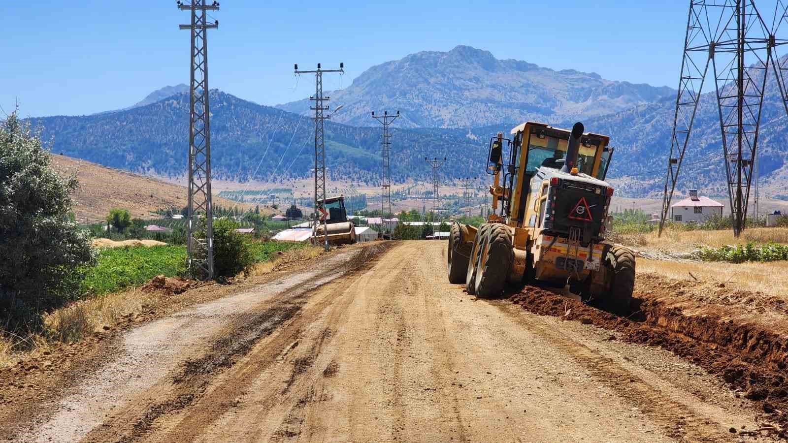 Büyükşehir, Göksun’da ulaşım konforu için sahada