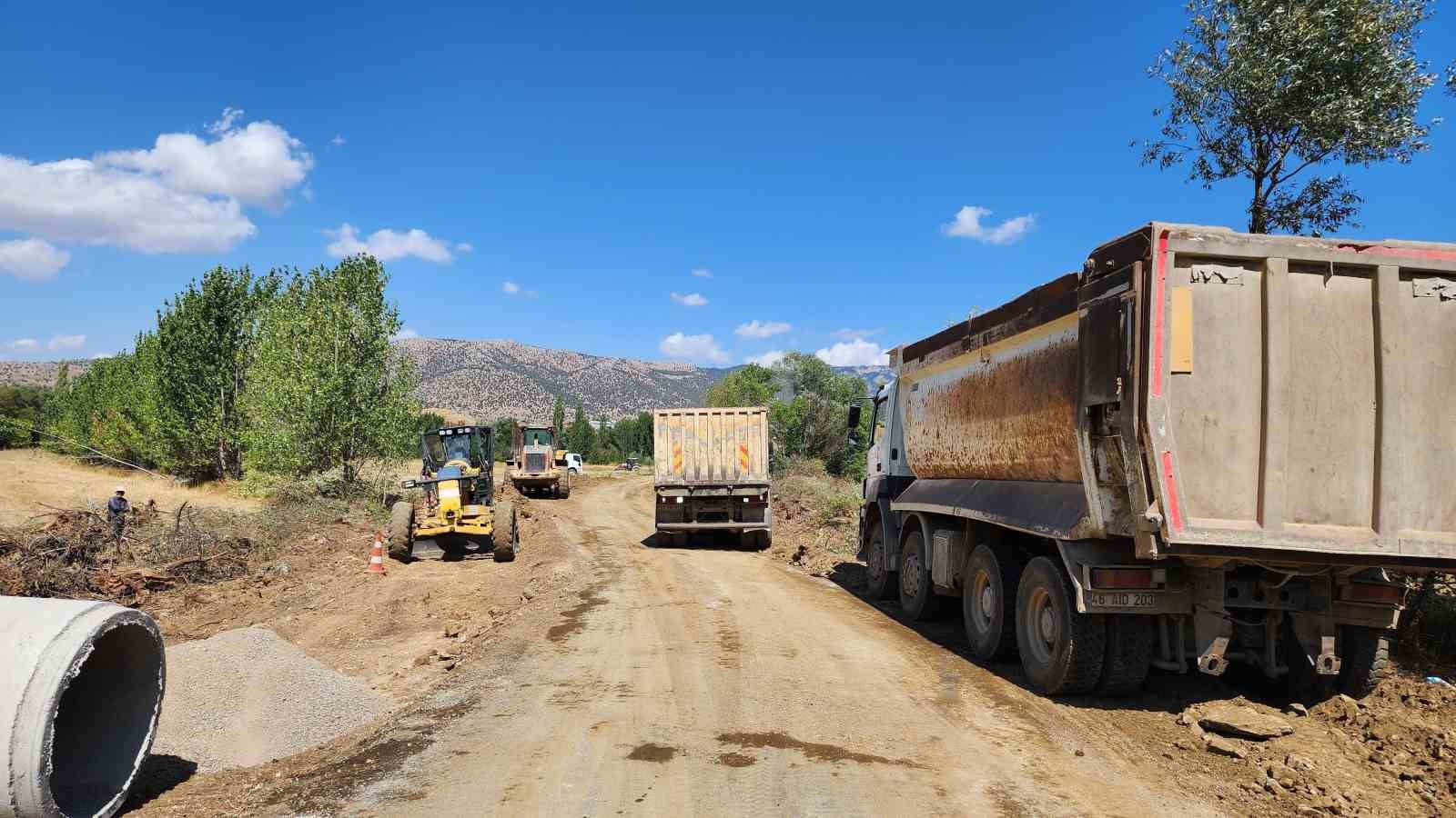 Büyükşehir, Göksun’da ulaşım konforu için sahada
