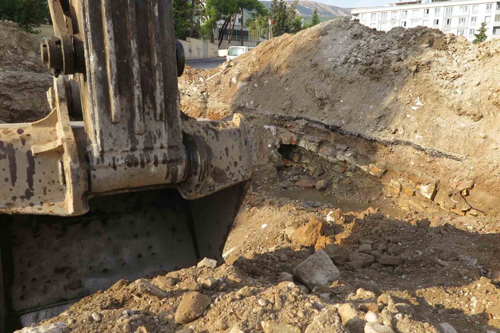 Depremde ağır hasarlı binaların yıkımında tarihi tünel bulundu