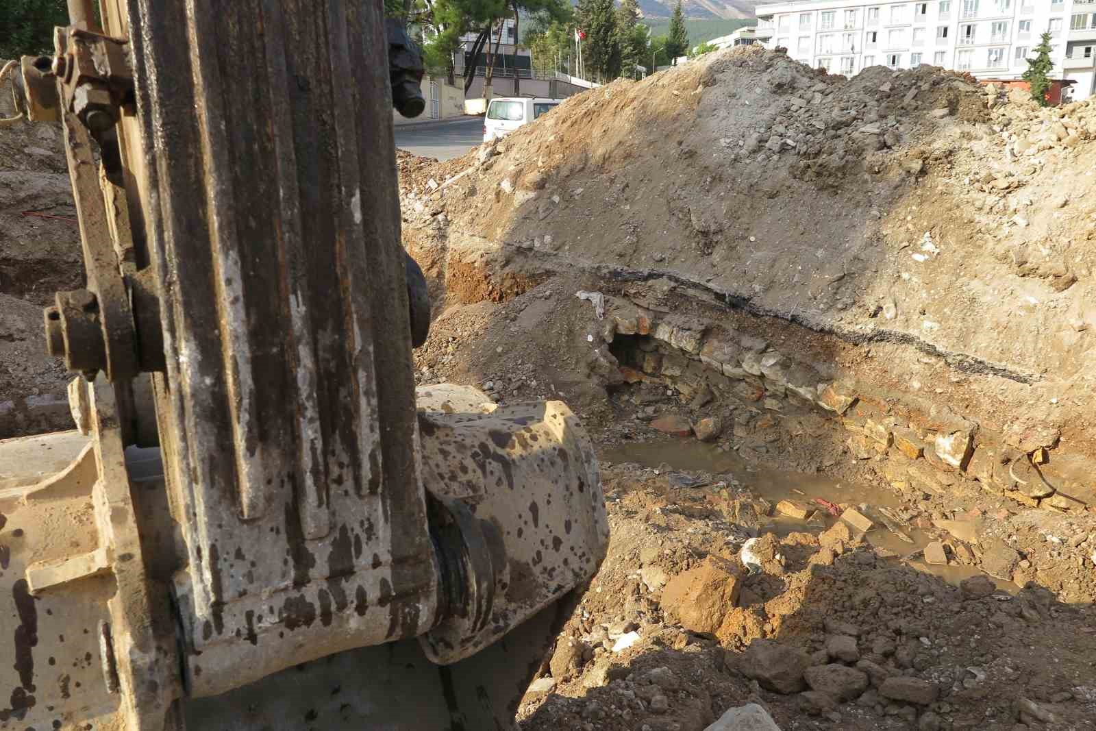 Depremde ağır hasarlı binaların yıkımında tarihi tünel bulundu
