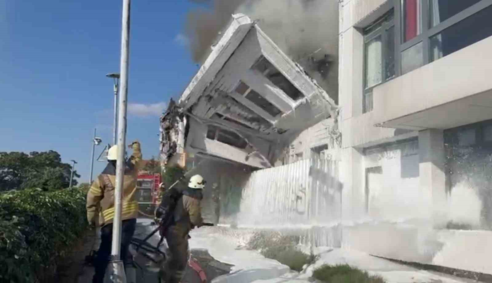 Beyoğlu’nda alevlerin yükseldiği tarihi ahşap bina çöktü: O anlar kamerada
