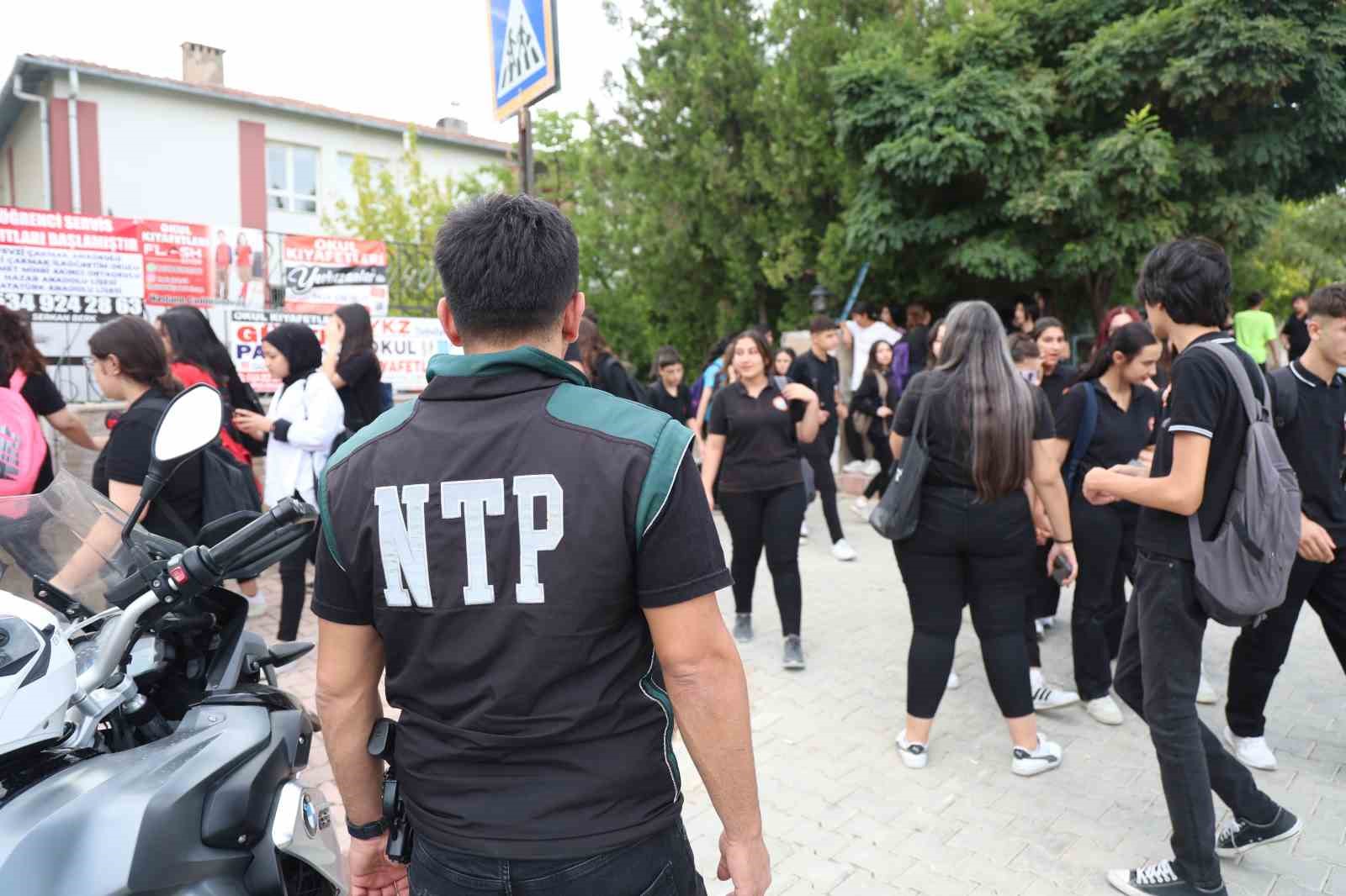 Polis ekipleri okul önlerinde göz açtırmıyor