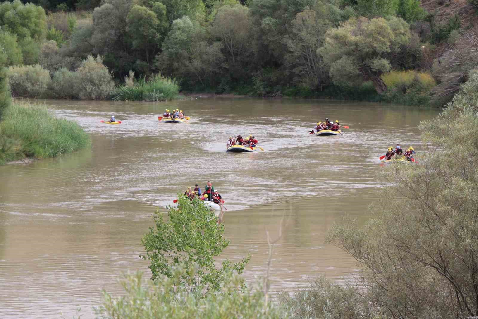 Rafting yapan gaziler Karasu Nehri’nde 50 metre uzunluğunda Türk bayrağı açtı
