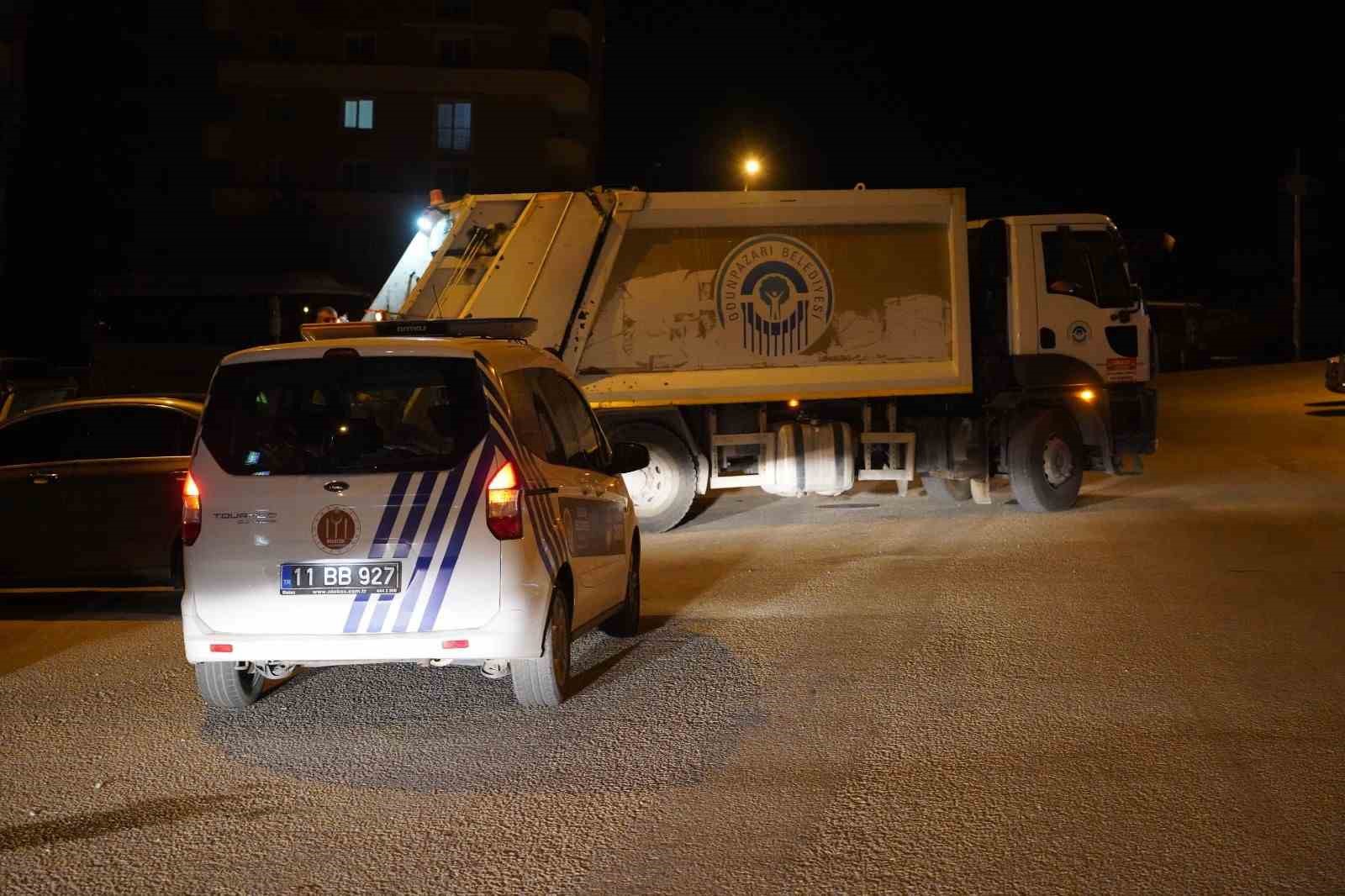 Toplanmayan çöpler için Bilecik Belediyesi çalışanları sahaya indi
