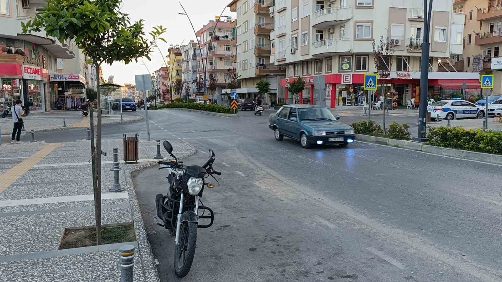 Antalya’da motosiklet ile elektrikli bisiklet çarpıştı: 2 yaralı
